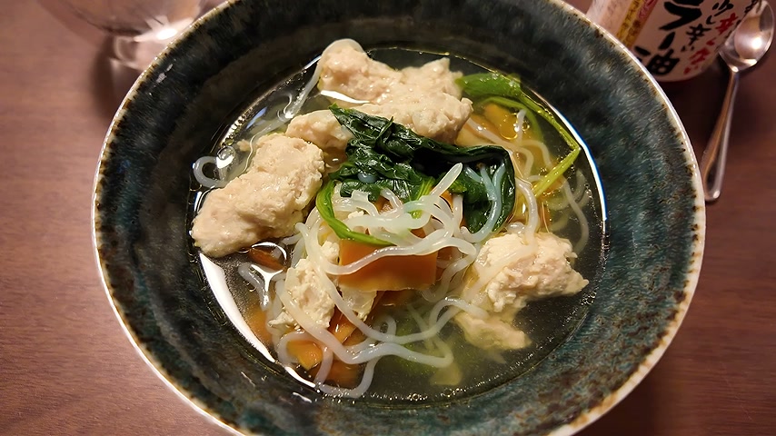 鶏団子、しらたき、ほうれん草、にんじんの入ったスープ