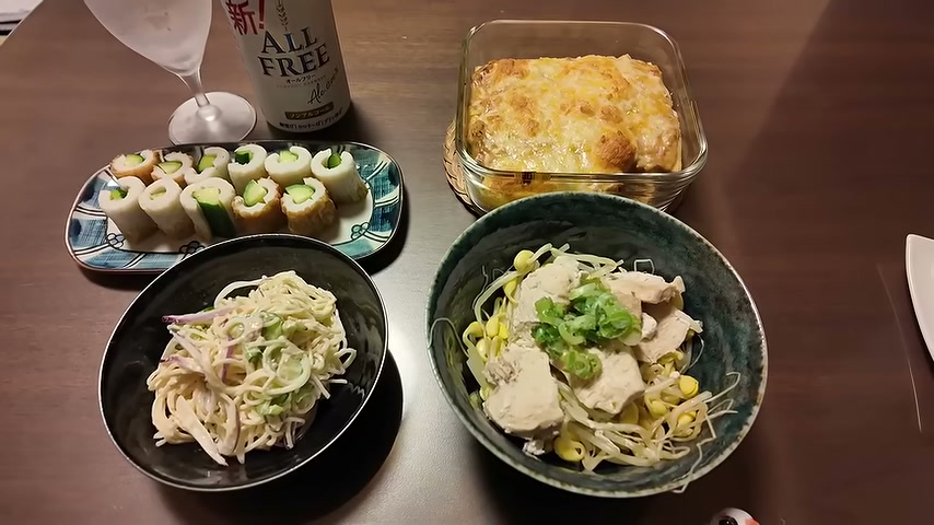 そうめんサラダ、蒸し鶏、厚揚げの味噌マヨ焼き、ちくわきゅうりを並べた食卓