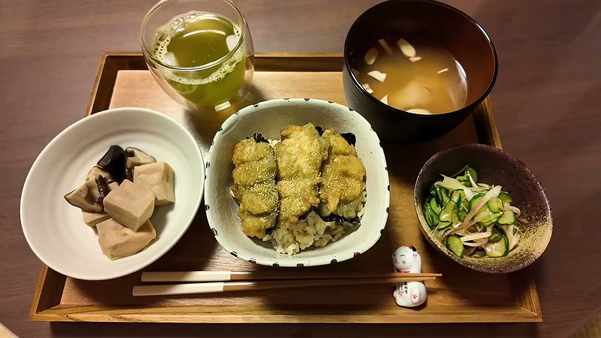 じゃがいもの蒲焼き丼に、高野豆腐としいたけの煮物、きゅうりとみょうが、味噌汁を添えた食卓
