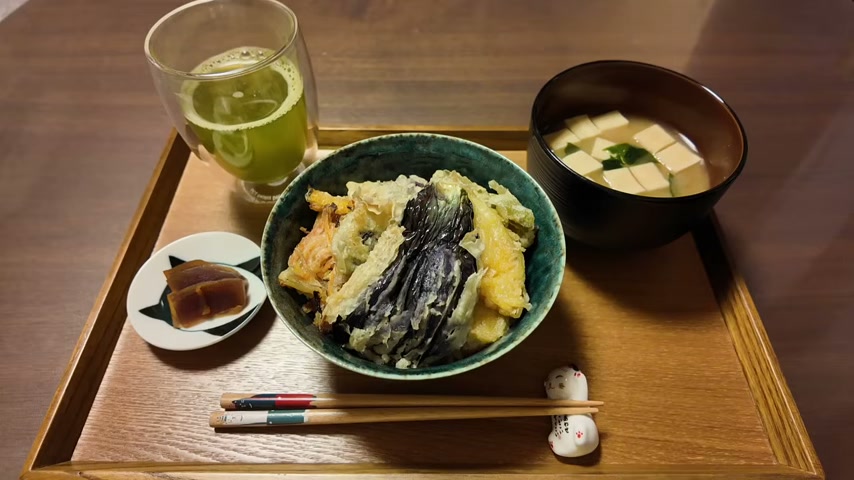 なすなどの野菜天ぷらをのせた天丼と、味噌汁、漬物の食卓