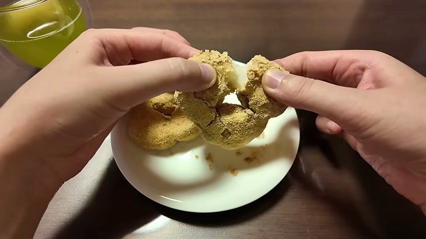 手で割ったもっちゅりん風ドーナツの、もちっと伸びる断面のアップ